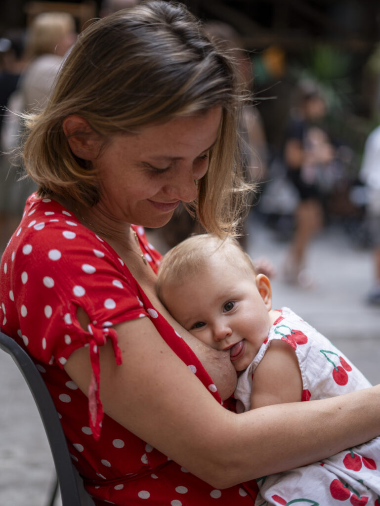 mujer dando el pecho mirando hacia abajo en barcelona
