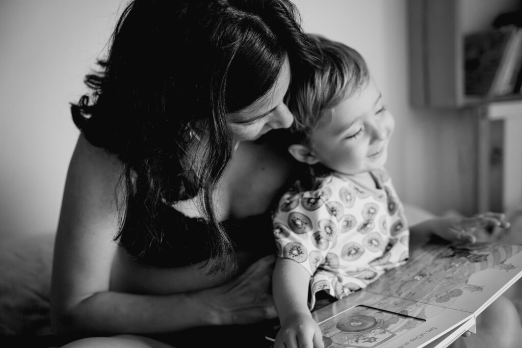 primer hijo sentado cerca de la barriga en dormitorio de barcelona