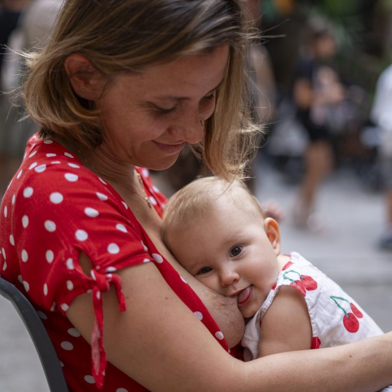 mujer dando el pecho mirando hacia abajo en barcelona