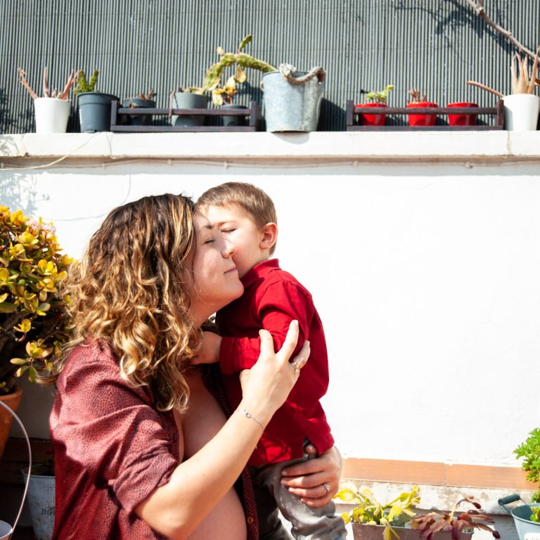 primer hijo tocando la barriga en dormitorio de barcelona